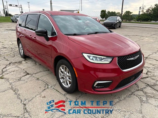 2025 Chrysler Pacifica Select's photo