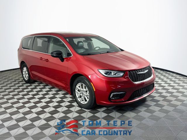 2025 Chrysler Pacifica Select's photo