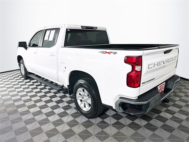 Used 2021 Chevrolet Silverado 1500 LT with VIN 1GCUYDED2MZ223610 for sale in Milan, IN