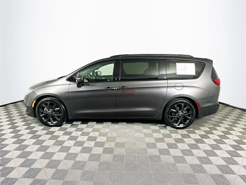 Used 2019 Chrysler Pacifica Touring Plus Minivan/Van