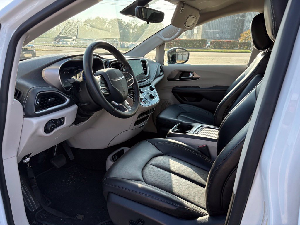 Used 2024 Chrysler Pacifica Hybrid Select Minivan/Van