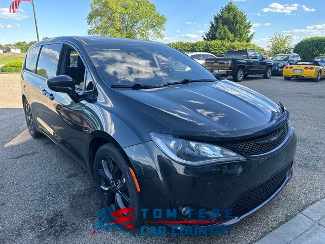 2019 Chrysler Pacifica Touring Plus's photo