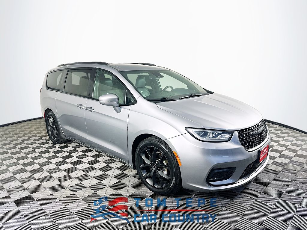 2021 Chrysler Pacifica Touring's photo