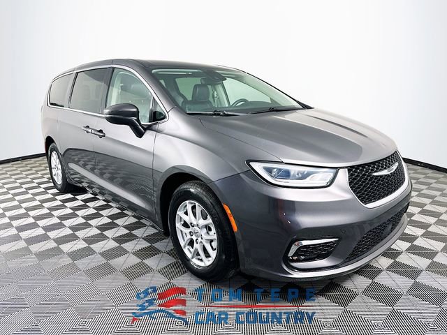 2023 Chrysler Pacifica Touring L's photo