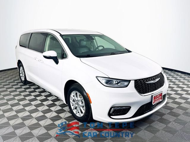 2023 Chrysler Pacifica Touring L's photo