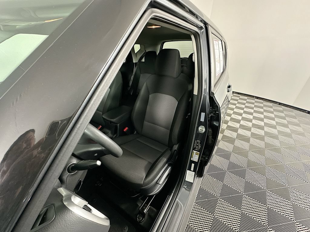 2022 Kia Soul LX - Photo 11