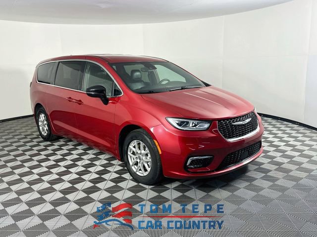 2025 Chrysler Pacifica Select's photo