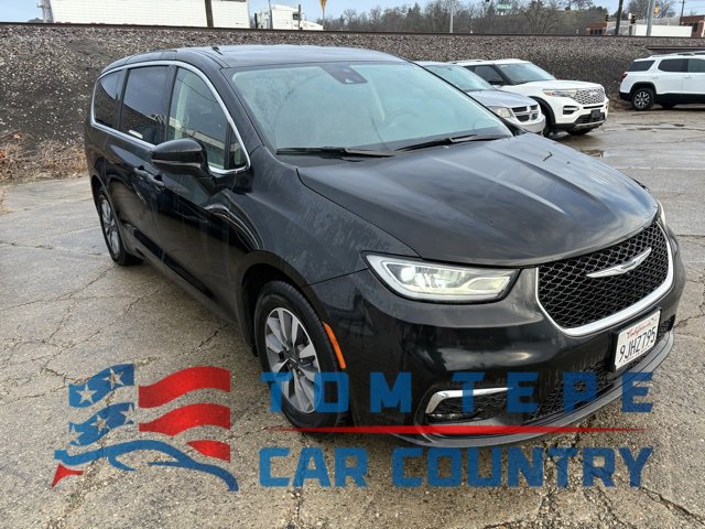 2024 Chrysler Pacifica PHEV Select's photo