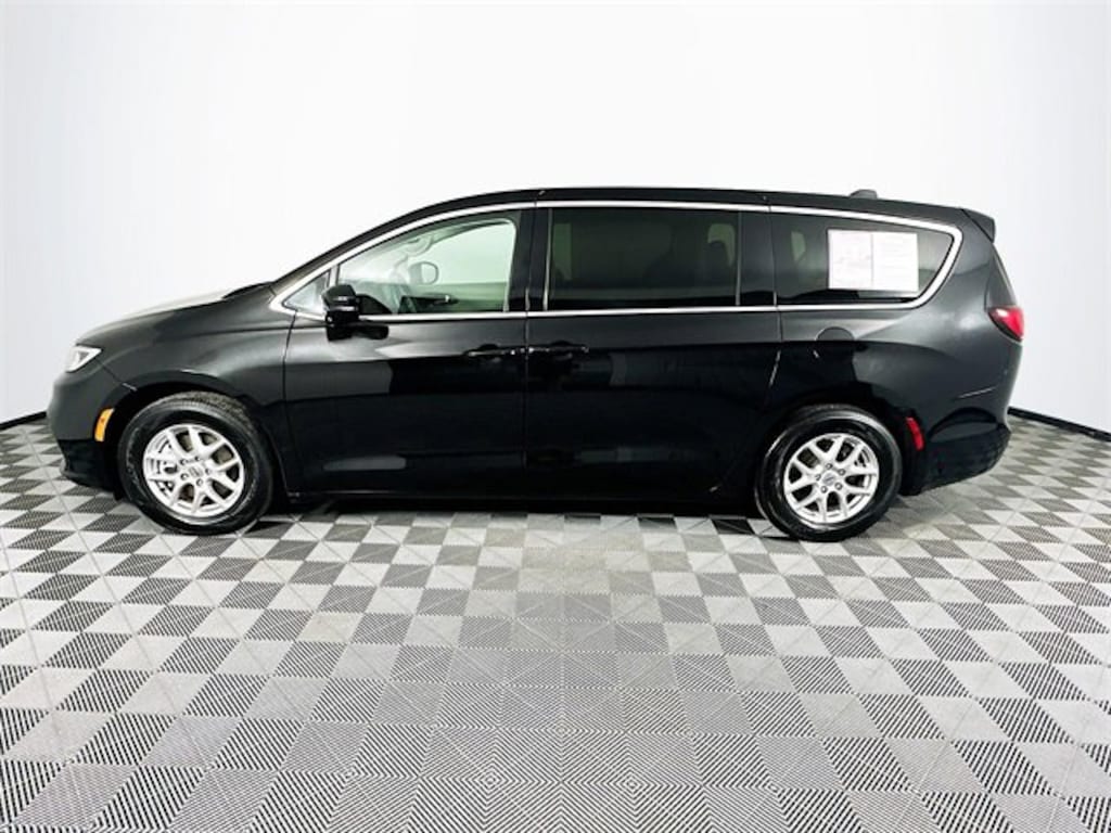 Used 2024 Chrysler Pacifica Touring L