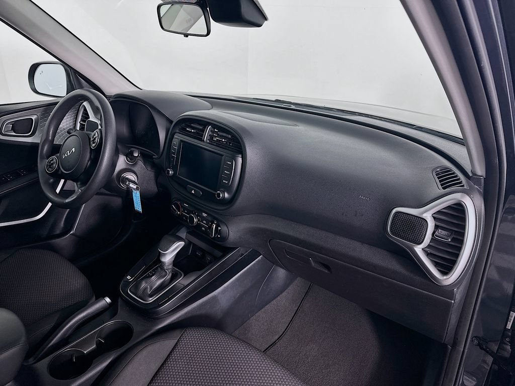 2022 Kia Soul LX - Photo 18