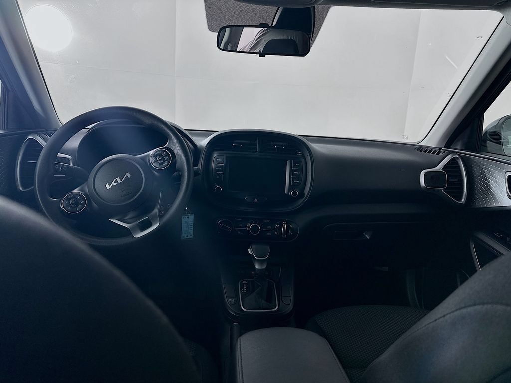 2022 Kia Soul LX - Photo 13