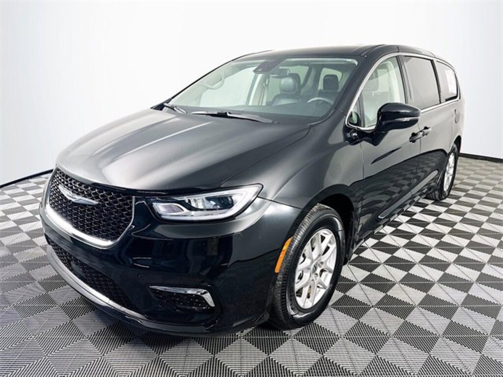 Used 2024 Chrysler Pacifica Touring L