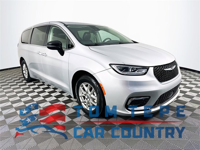 2024 Chrysler Pacifica Touring L's photo