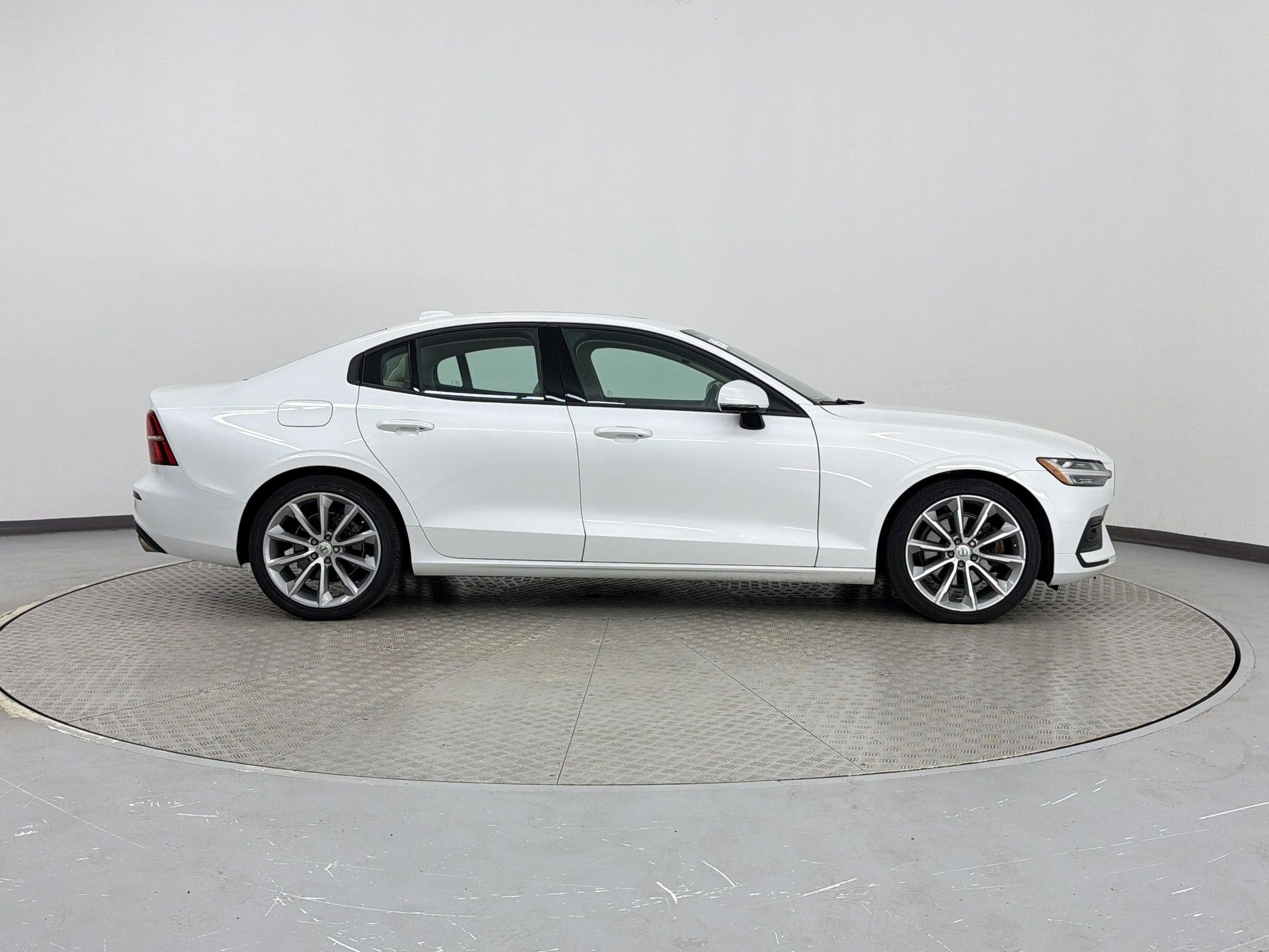 2021 Volvo S60 Momentum photo 3