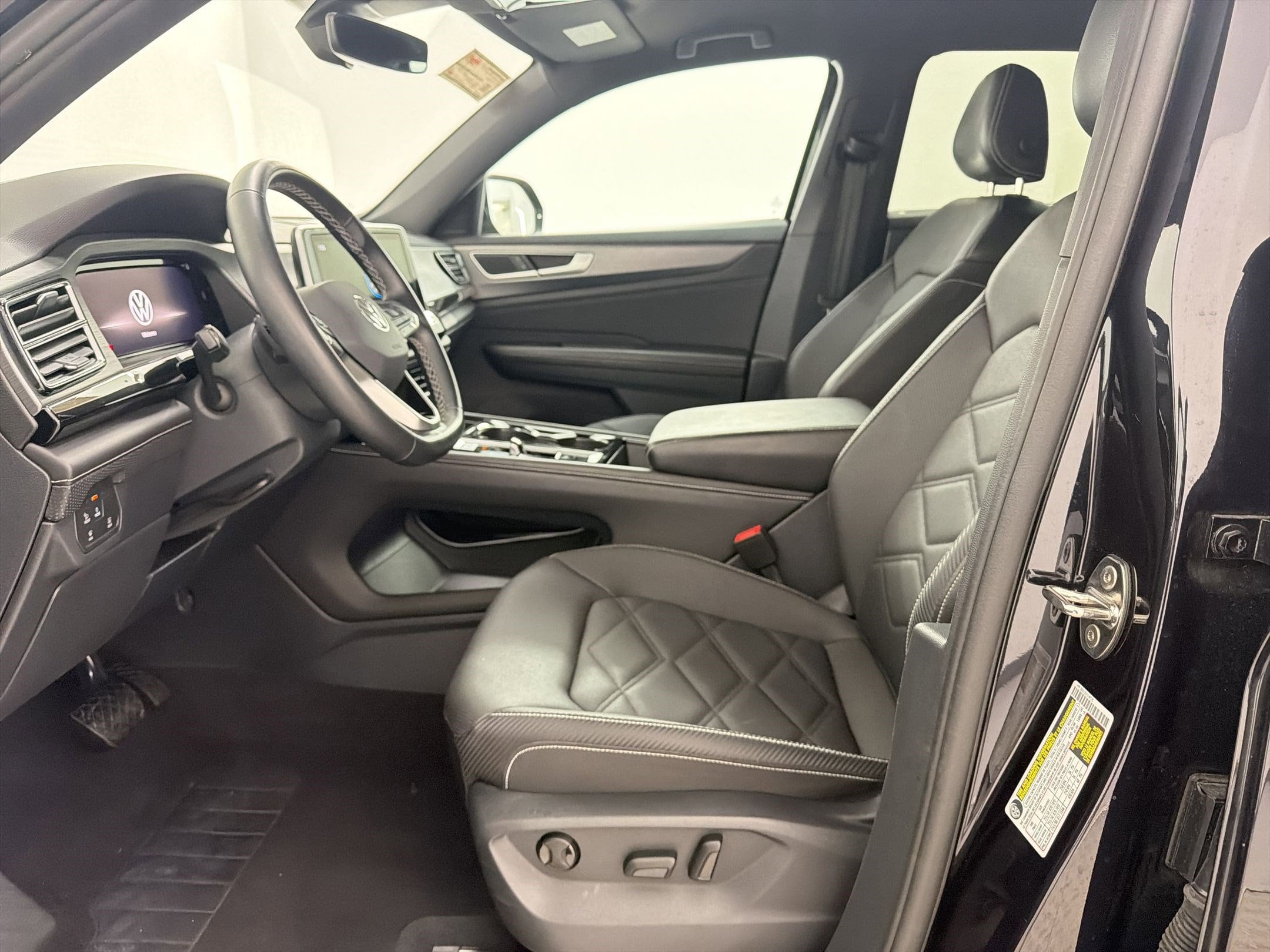 2025 Volkswagen Atlas Cross Sport 2.0T SE w/Technology photo 4