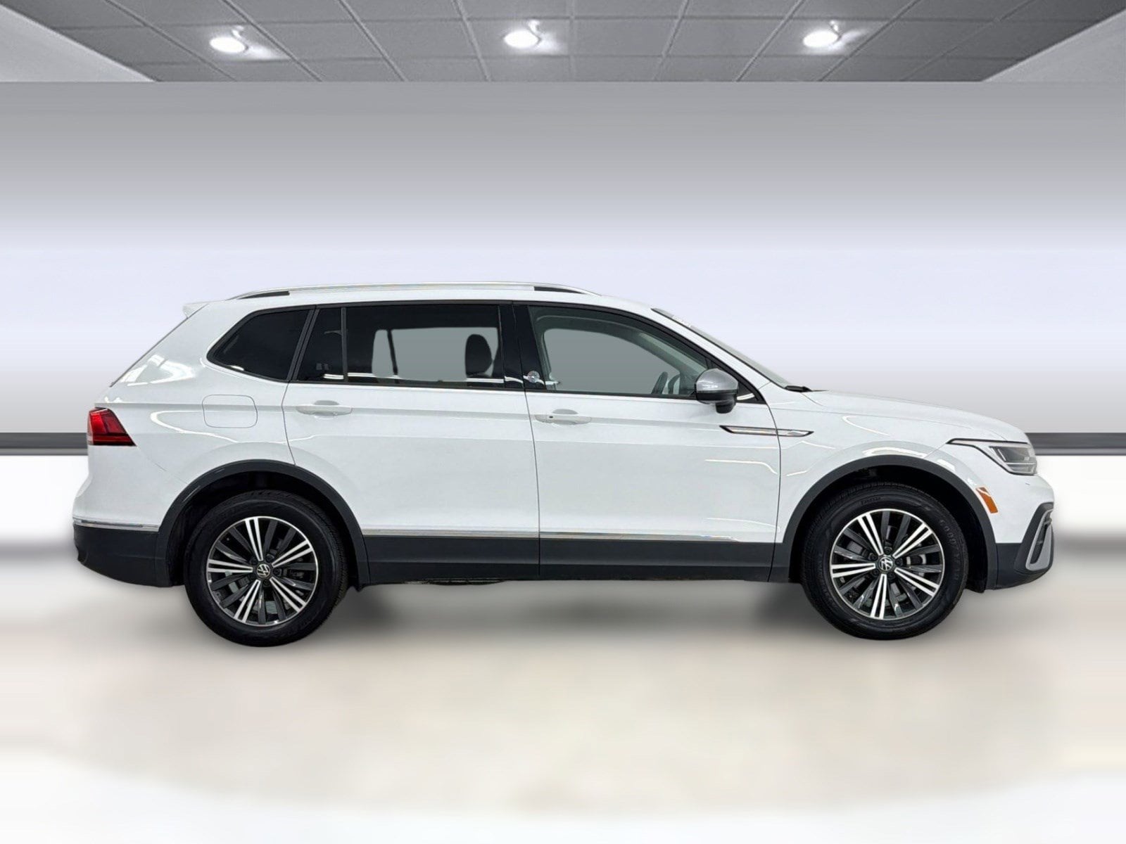 2024 Volkswagen Tiguan Wolfsburg Edition photo 3