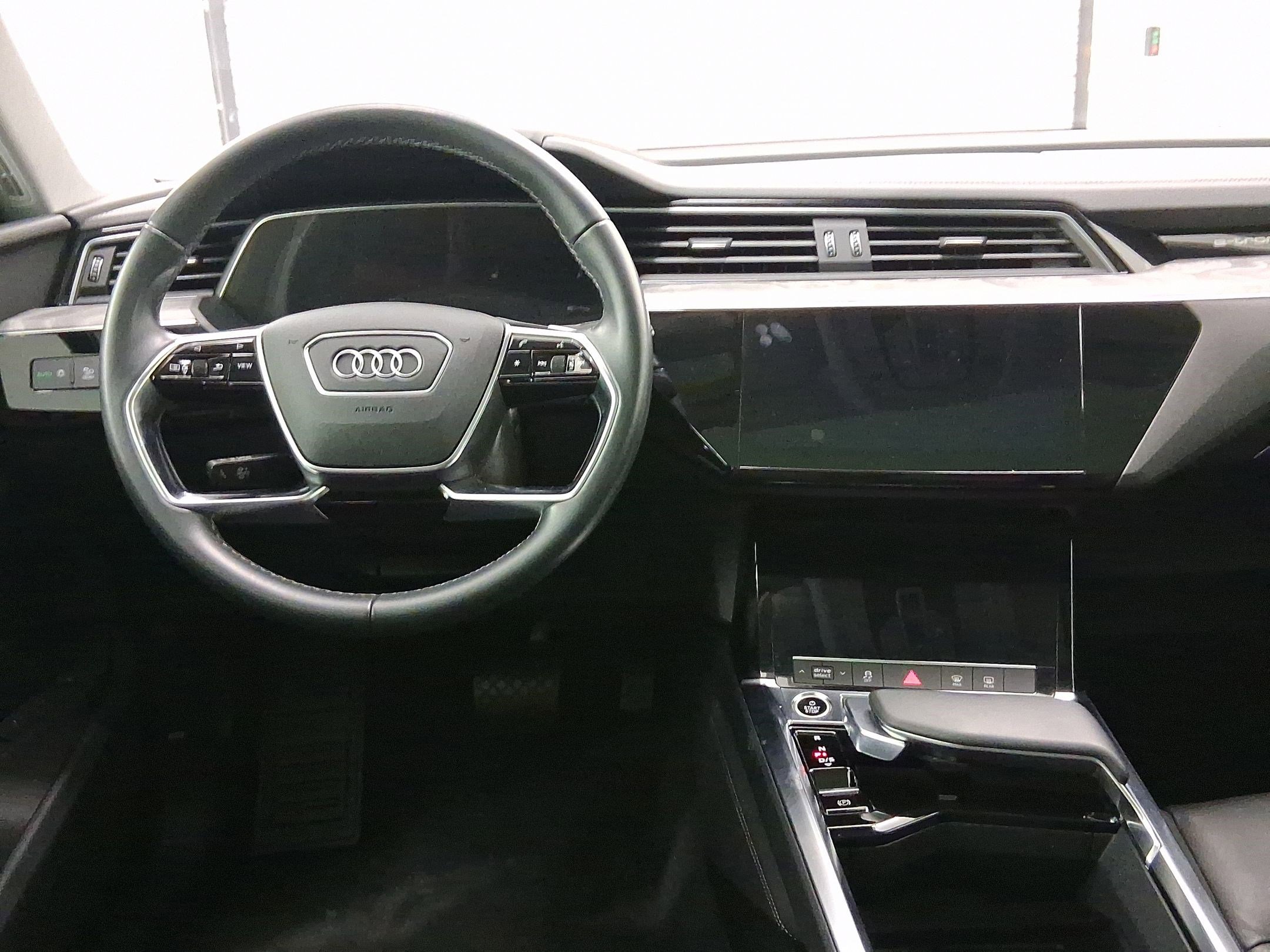 2022 Audi e-tron Premium photo 4