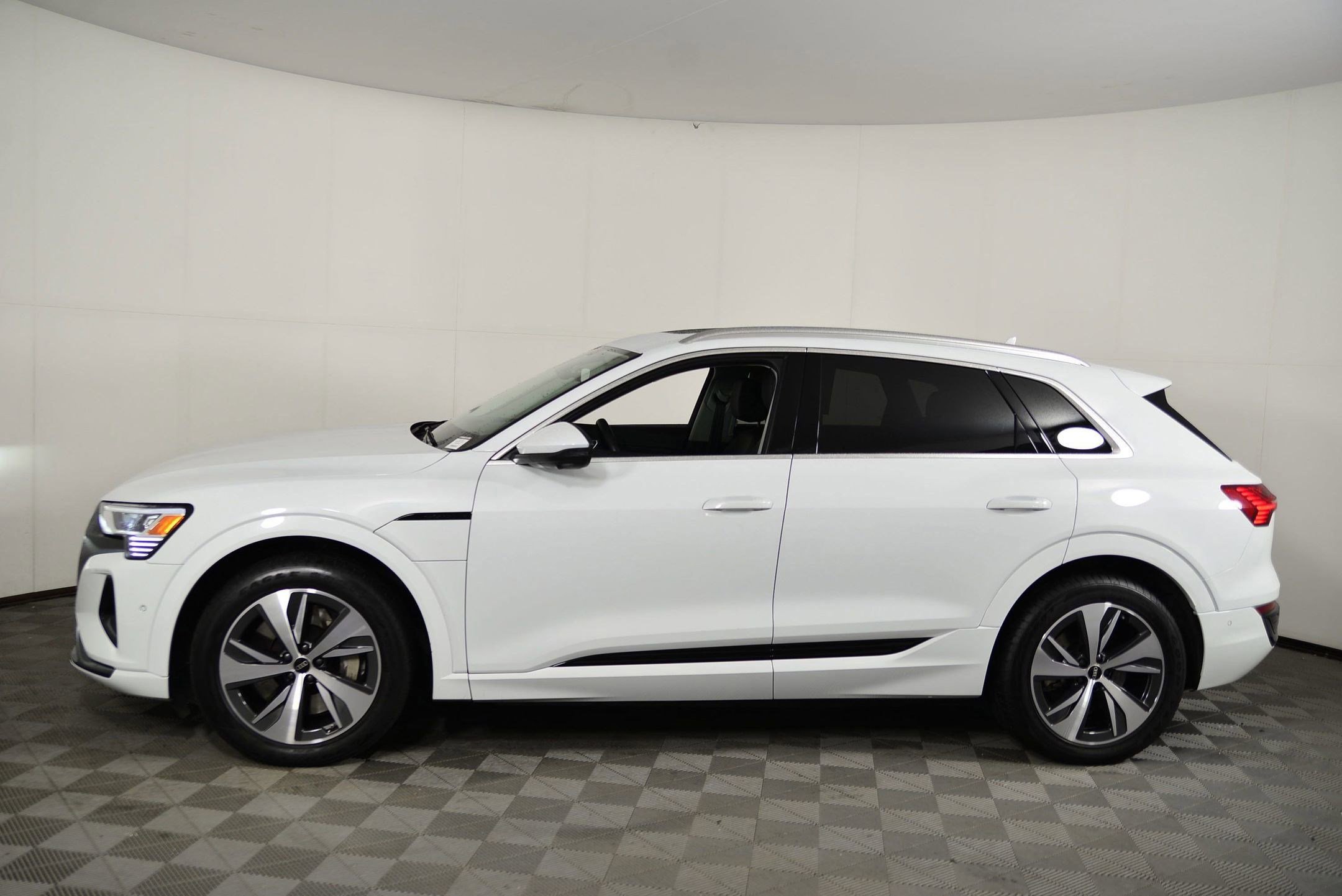 2024 Audi Q8 E-tron Premium Plus photo 2