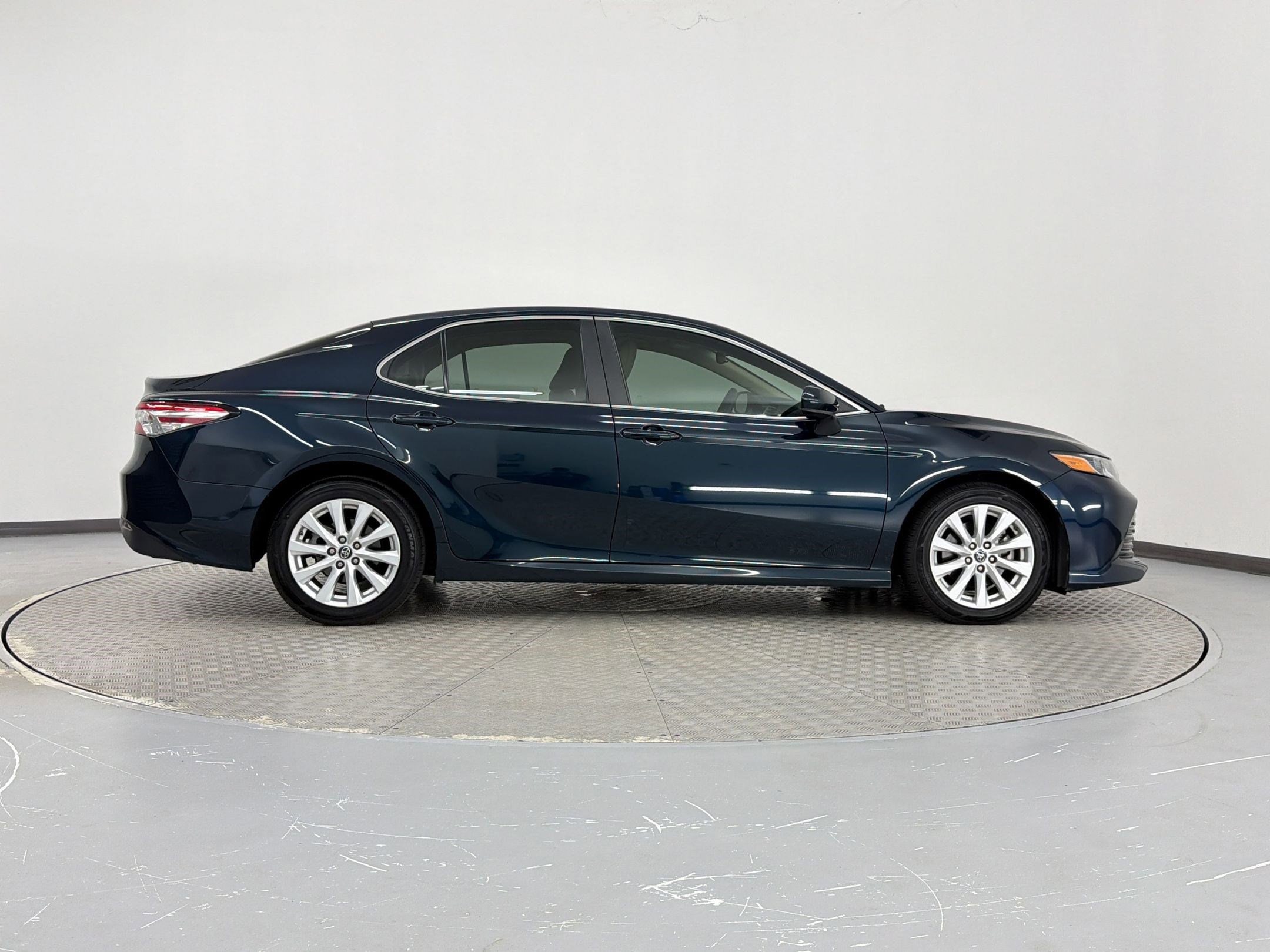 2018 Toyota Camry LE photo 3