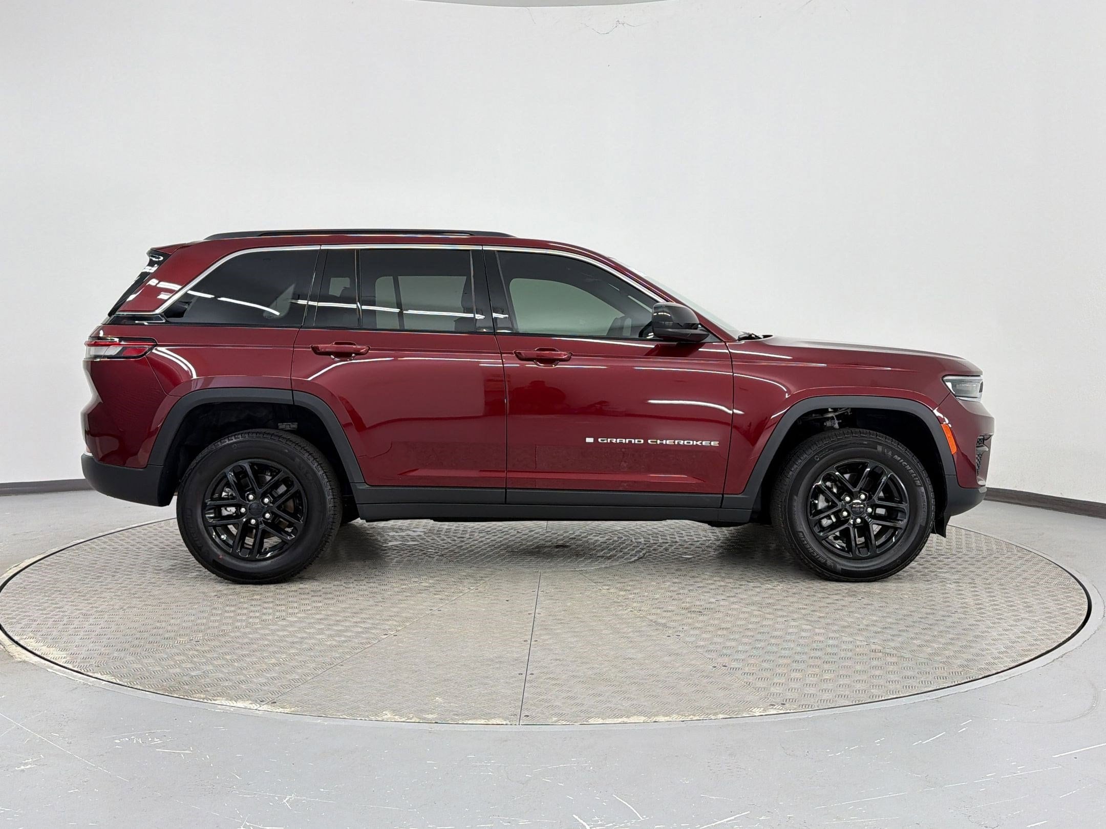 2025 Jeep Grand Cherokee Laredo photo 3
