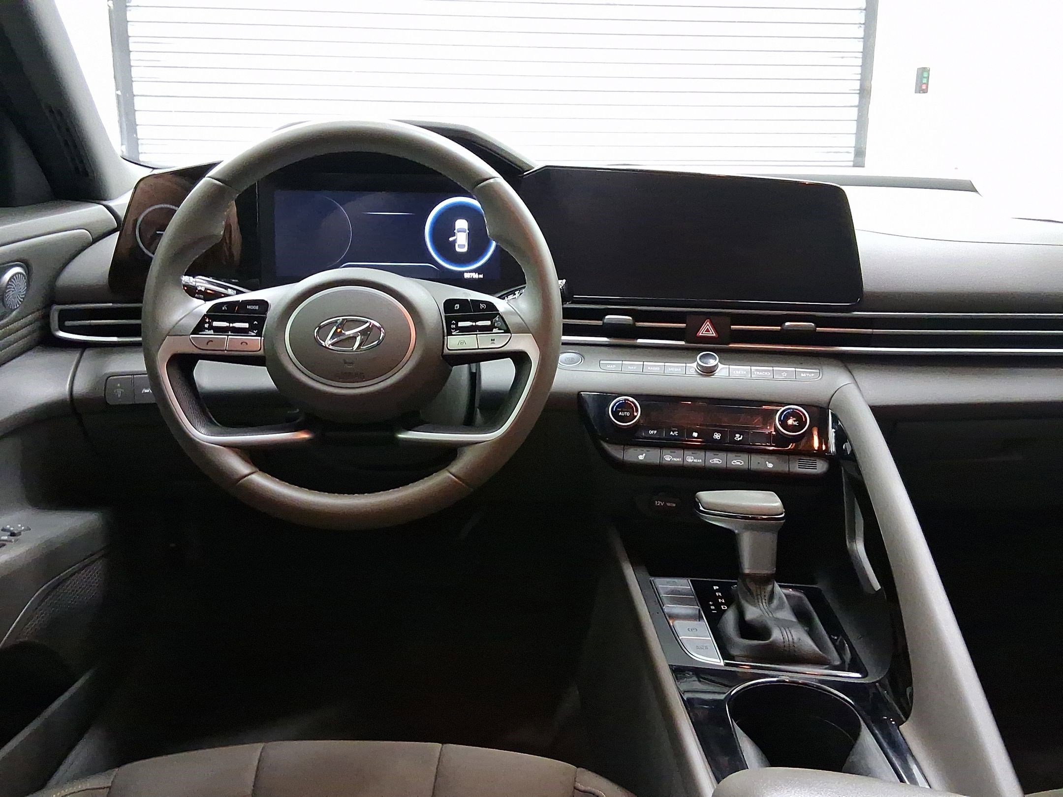 2023 Hyundai Elantra SEL photo 4