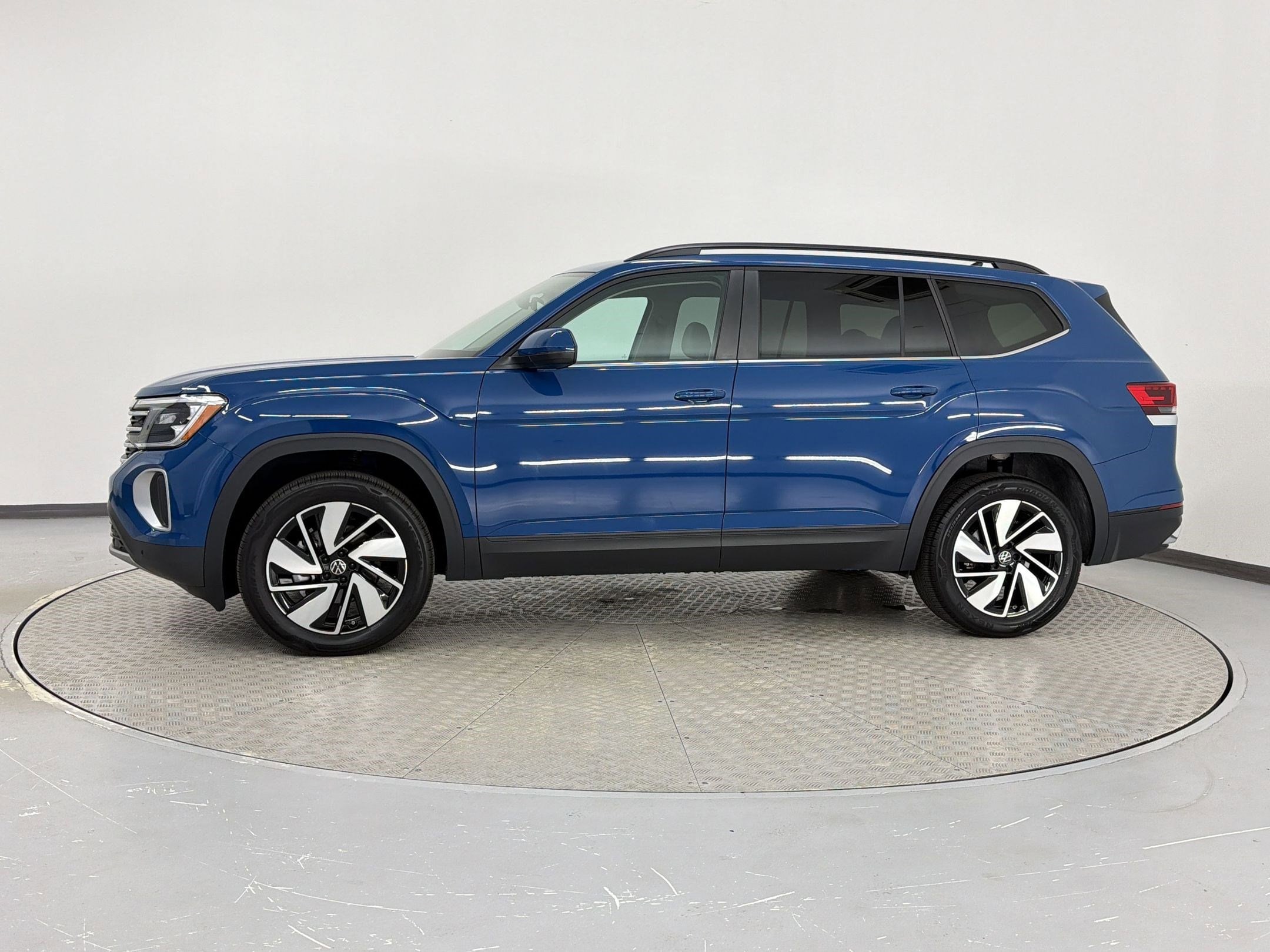 2026 Volkswagen Atlas 2.0T SE w/Technology photo 2