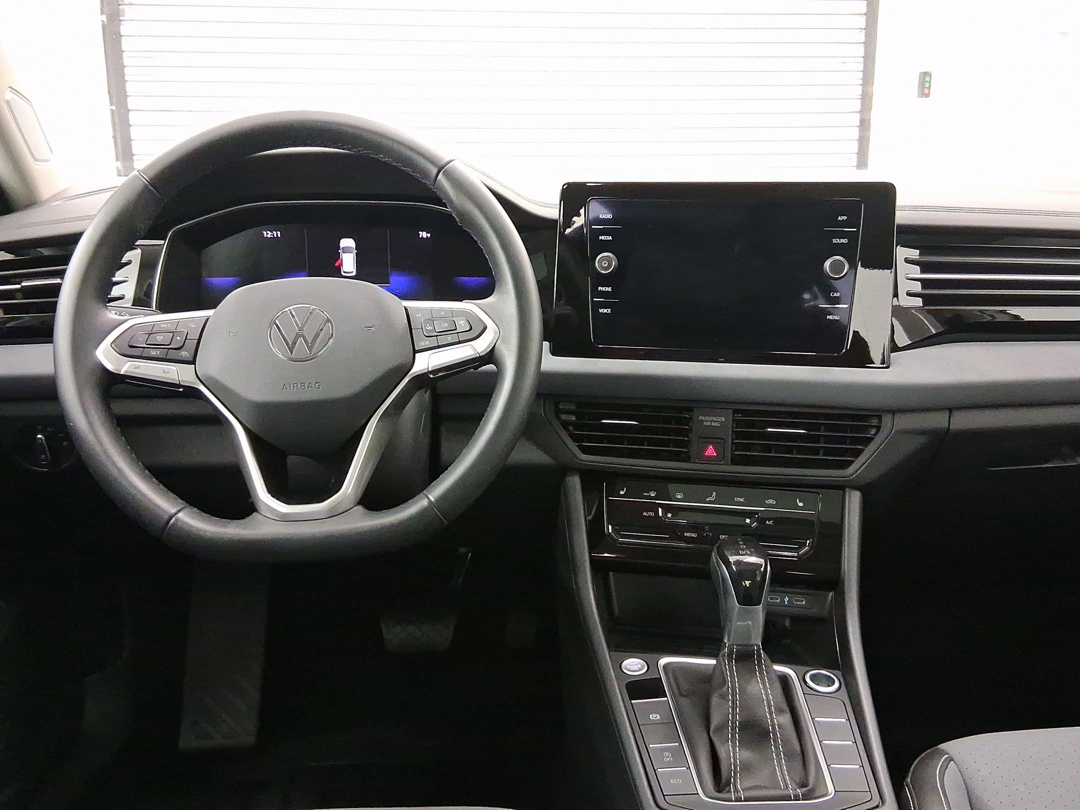 2025 Volkswagen Jetta SE photo 3