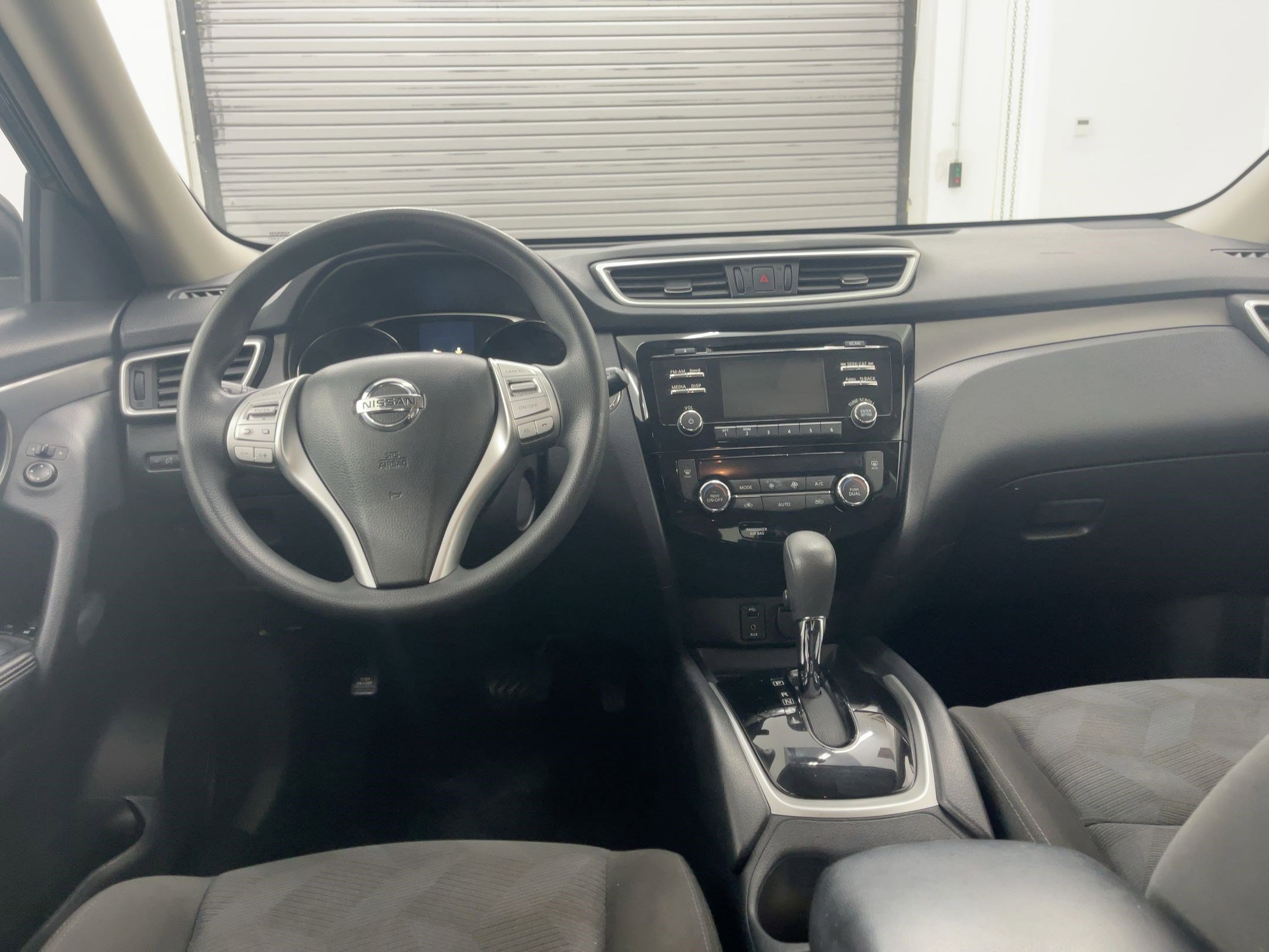 2016 Nissan Rogue SV photo 3