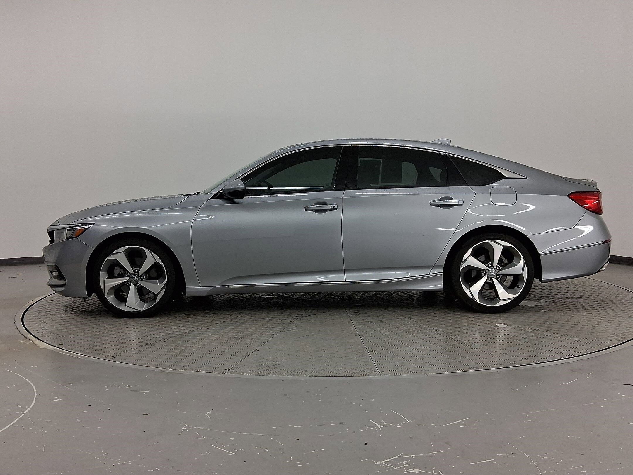 2019 Honda Accord Touring 2.0T photo 2