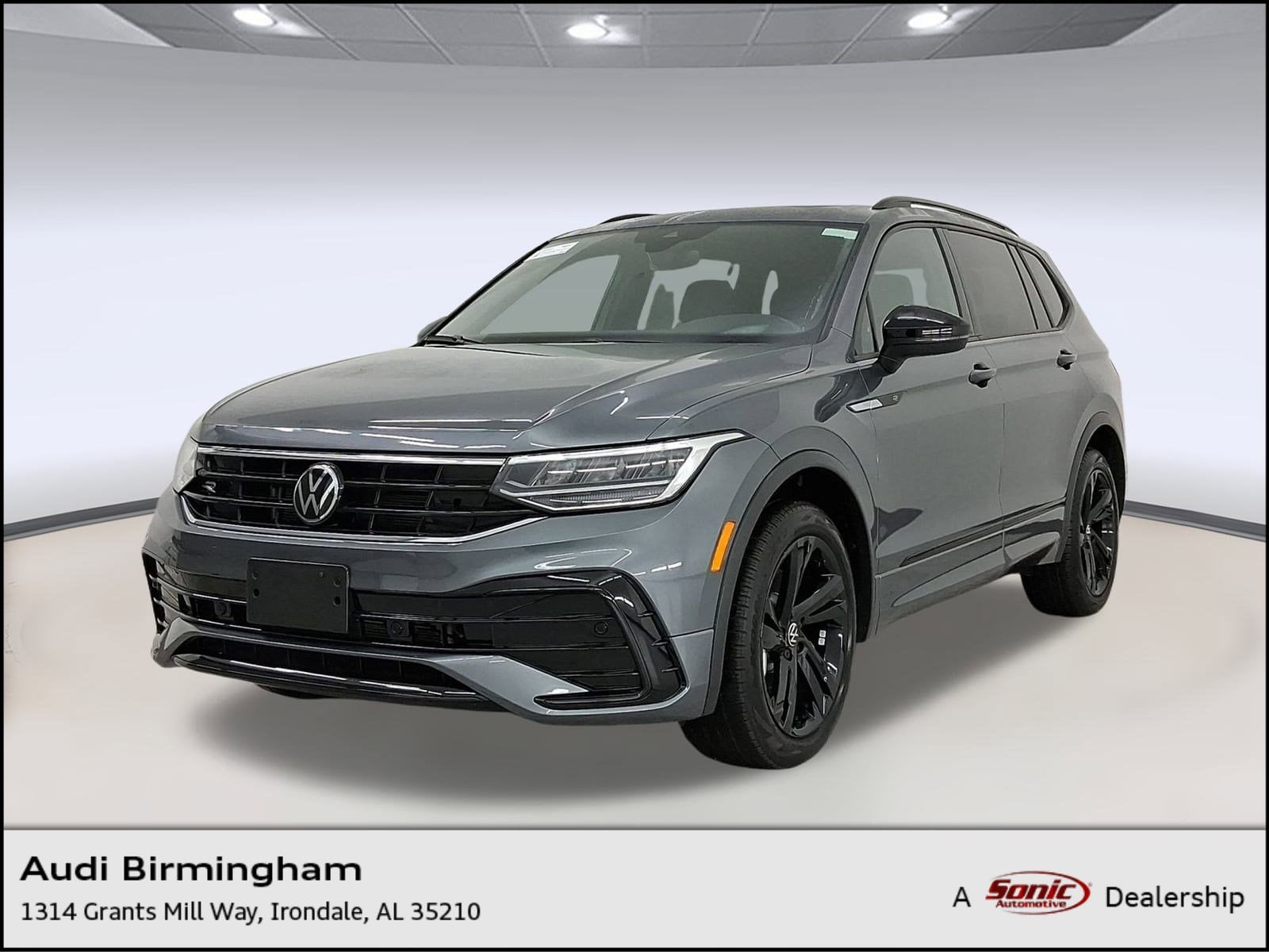 2024 Volkswagen Tiguan SE R-LINE BLACK's photo