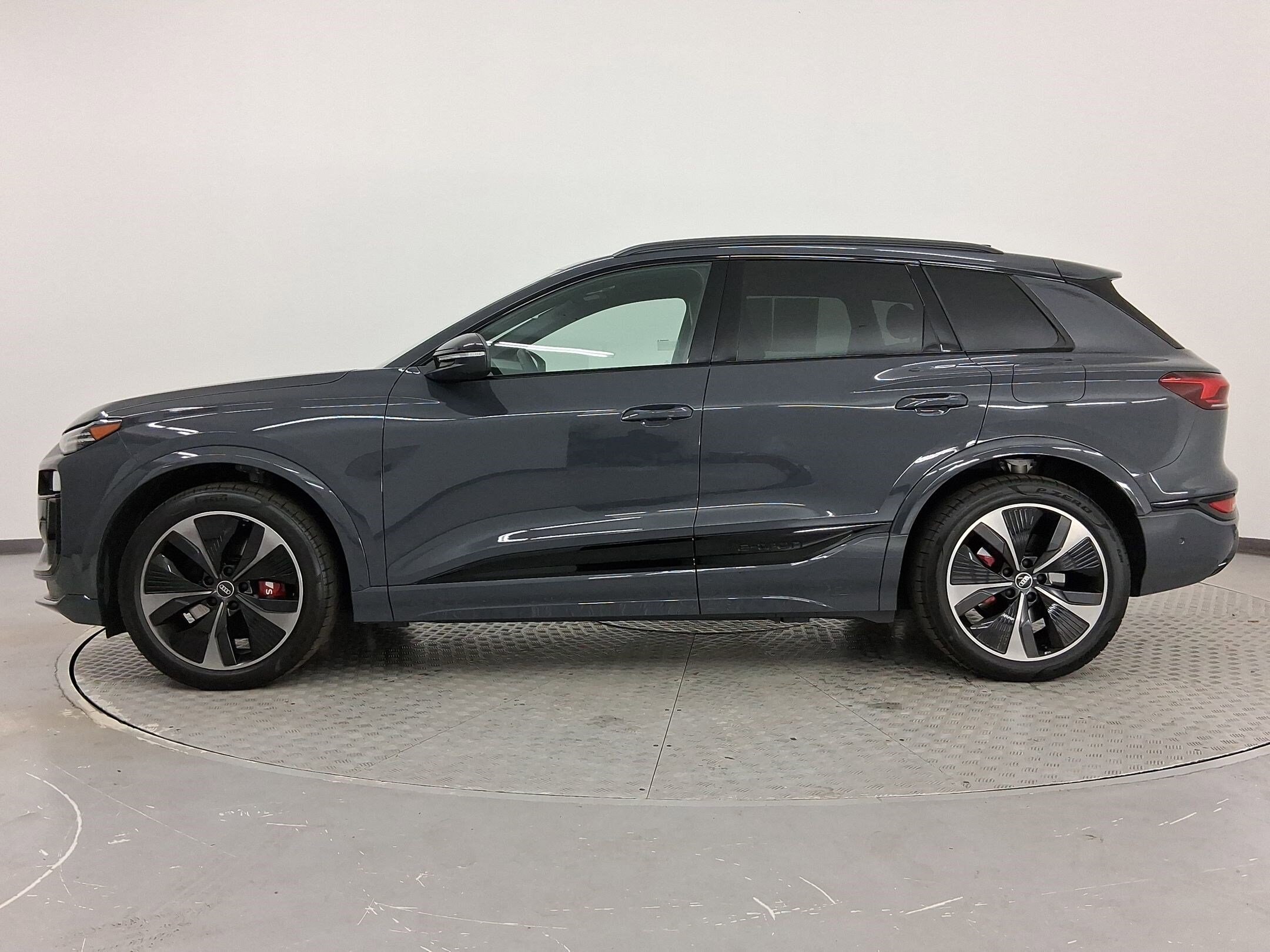 2025 Audi SQ6 photo 2