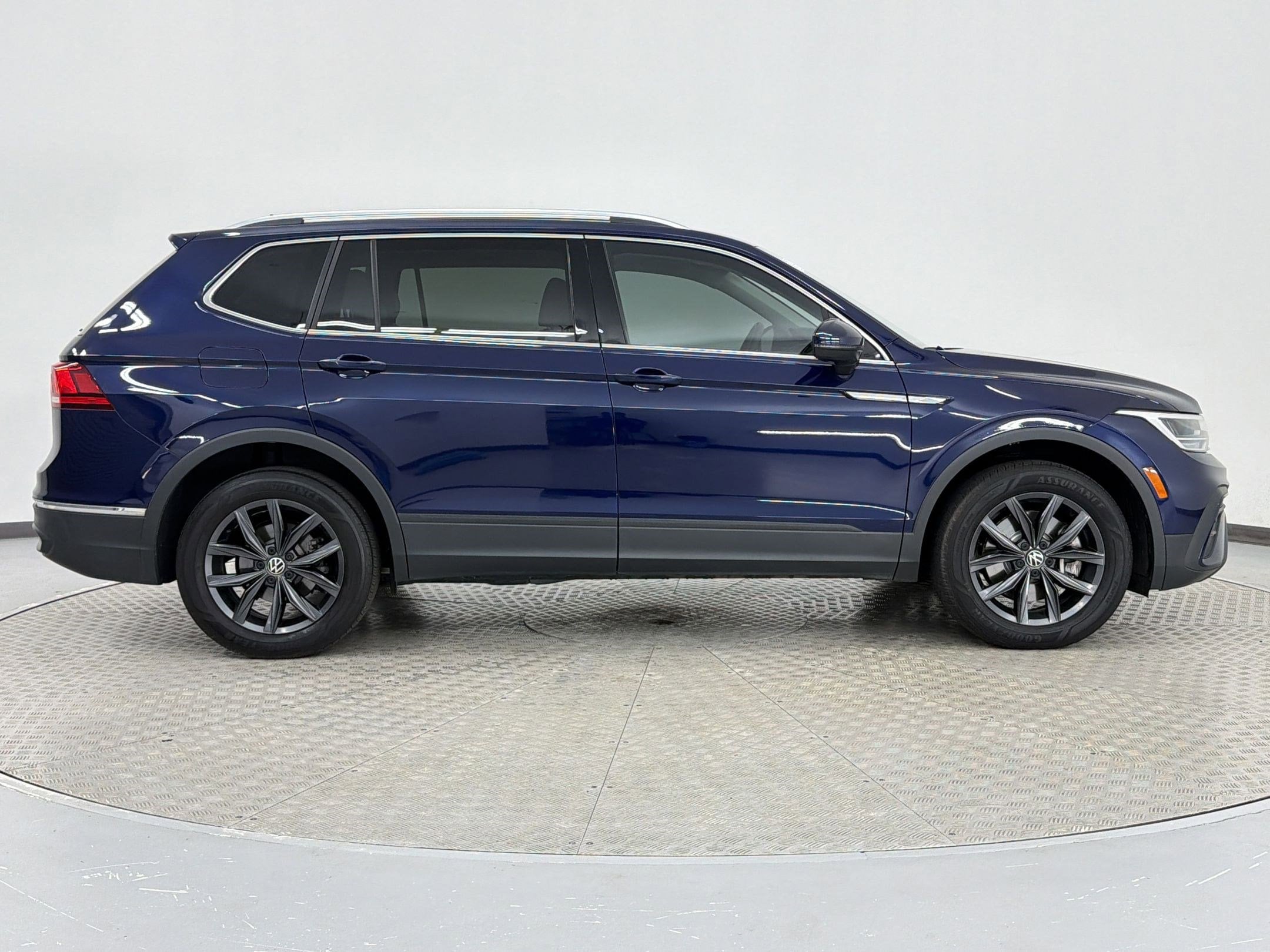 2023 Volkswagen Tiguan SE photo 3