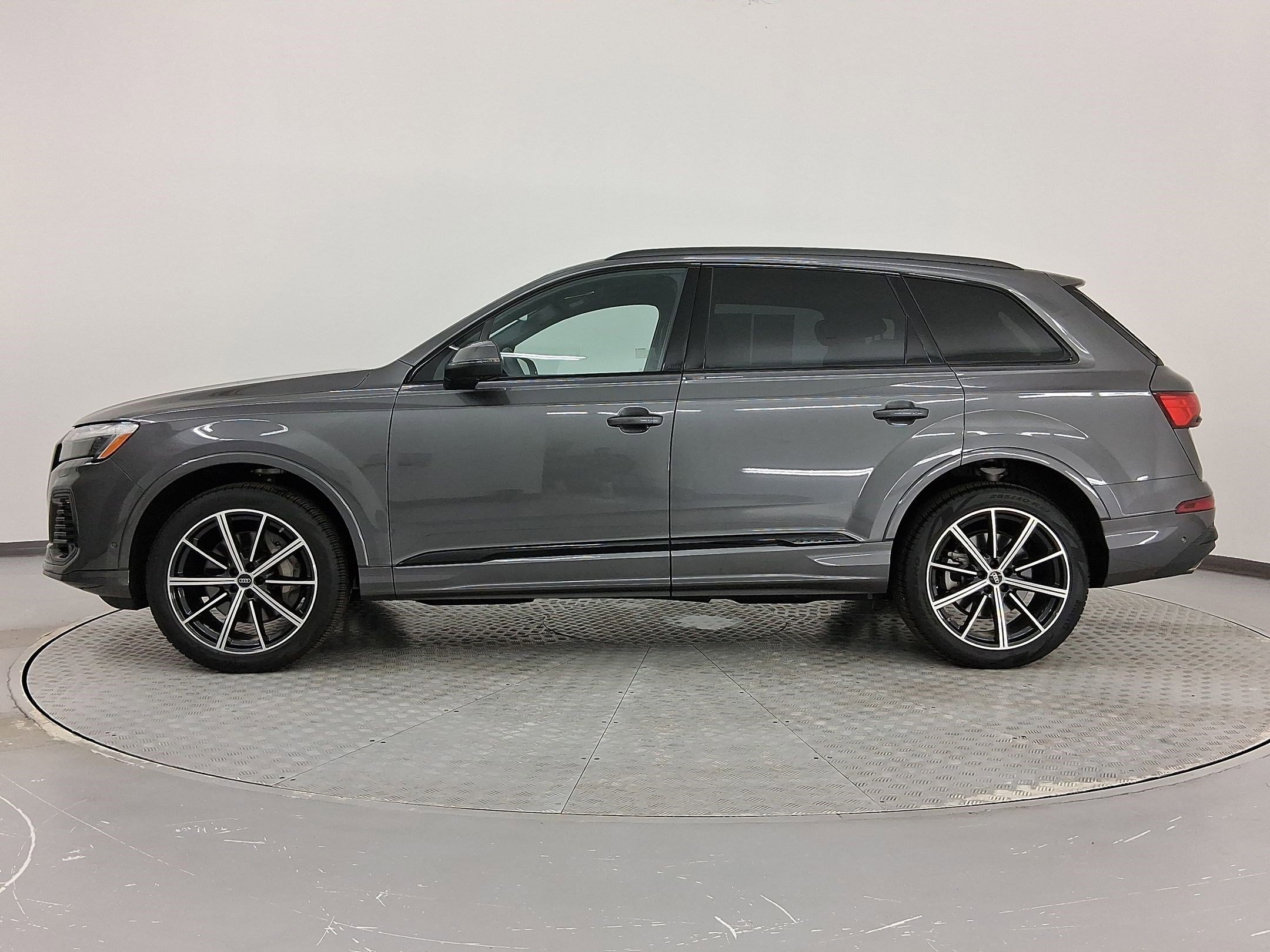 2025 Audi Q7 Premium Plus photo 2