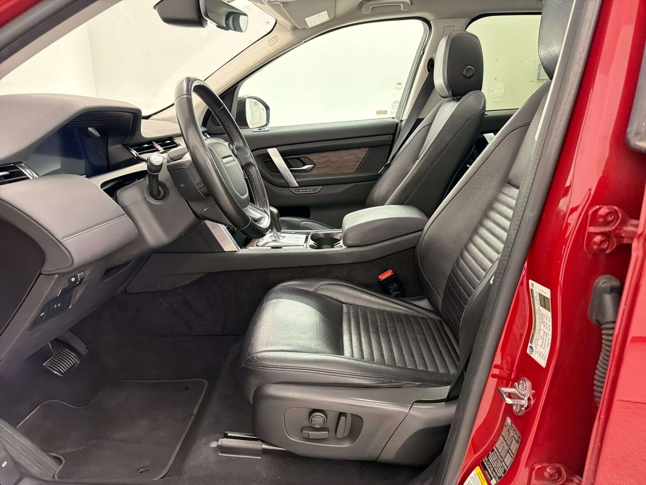 2020 Land Rover Discovery Sport SE photo 4