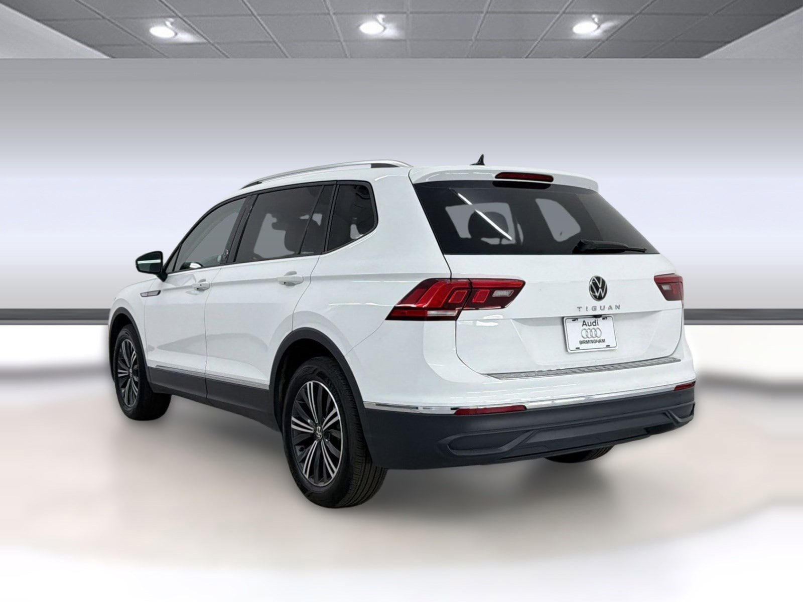 2024 Volkswagen Tiguan Wolfsburg Edition photo 2