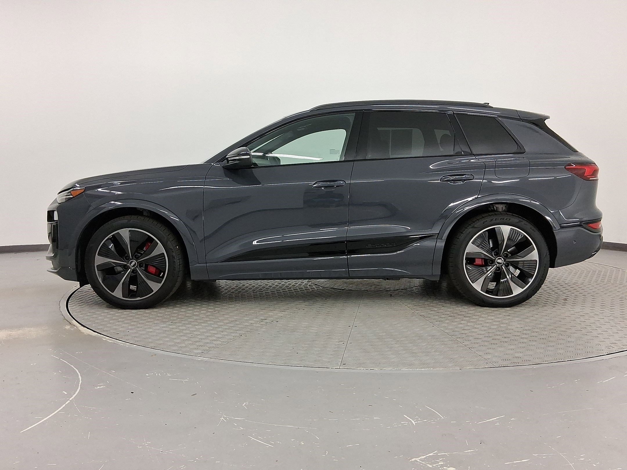 2025 Audi SQ6 photo 2