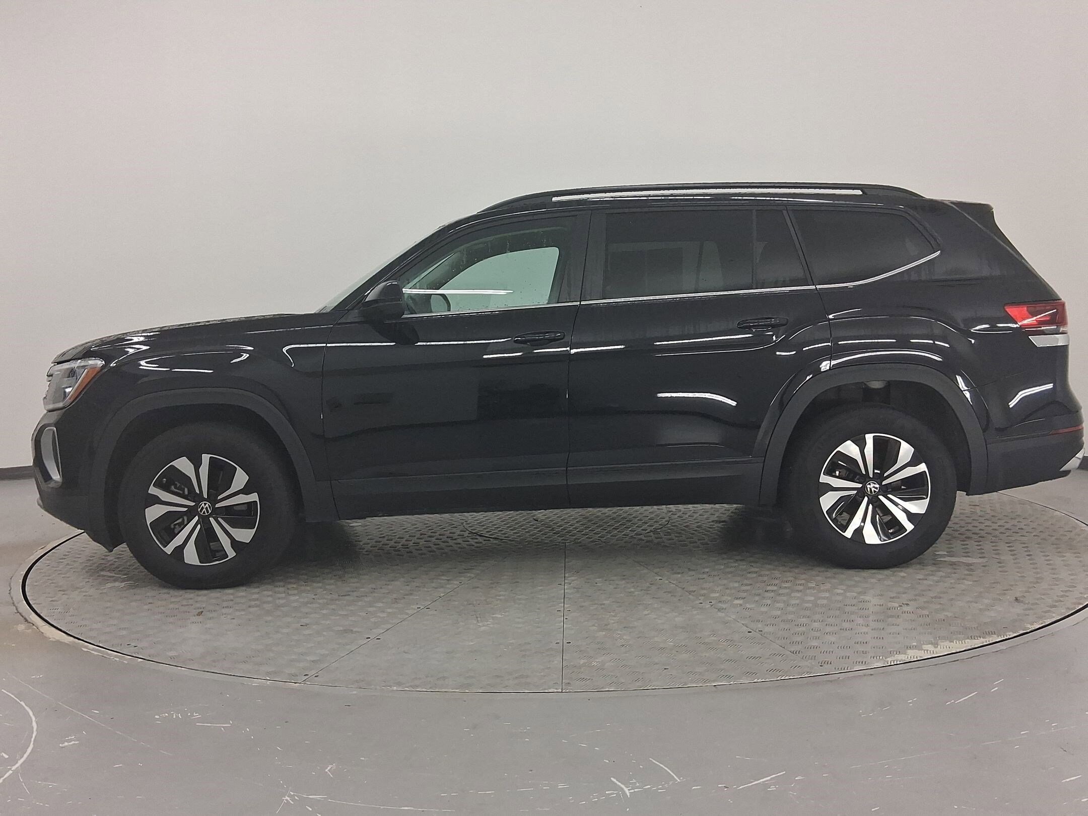 2025 Volkswagen Atlas SE photo 2