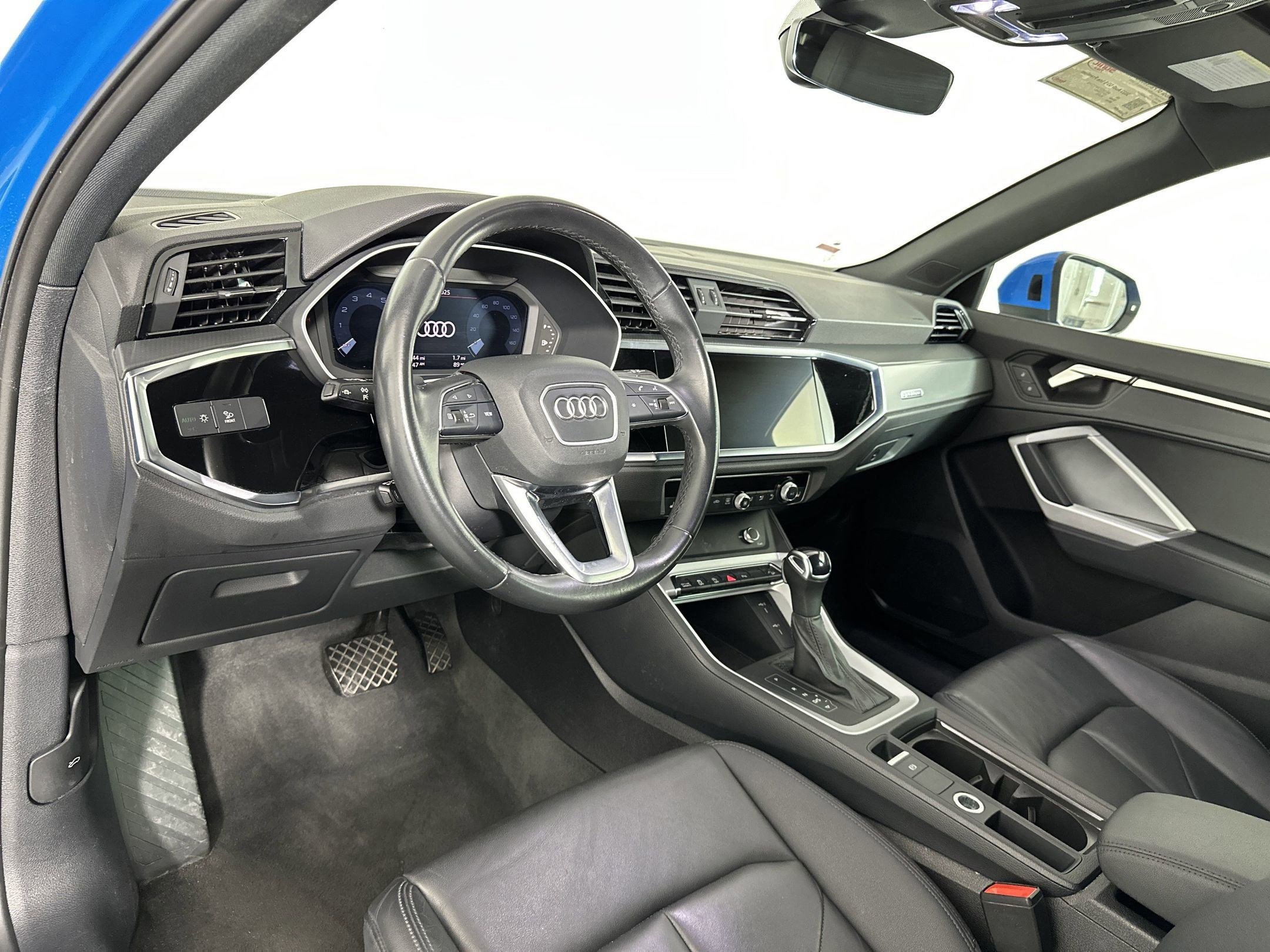 2023 Audi Q3 45 TFSI S line Premium photo 3