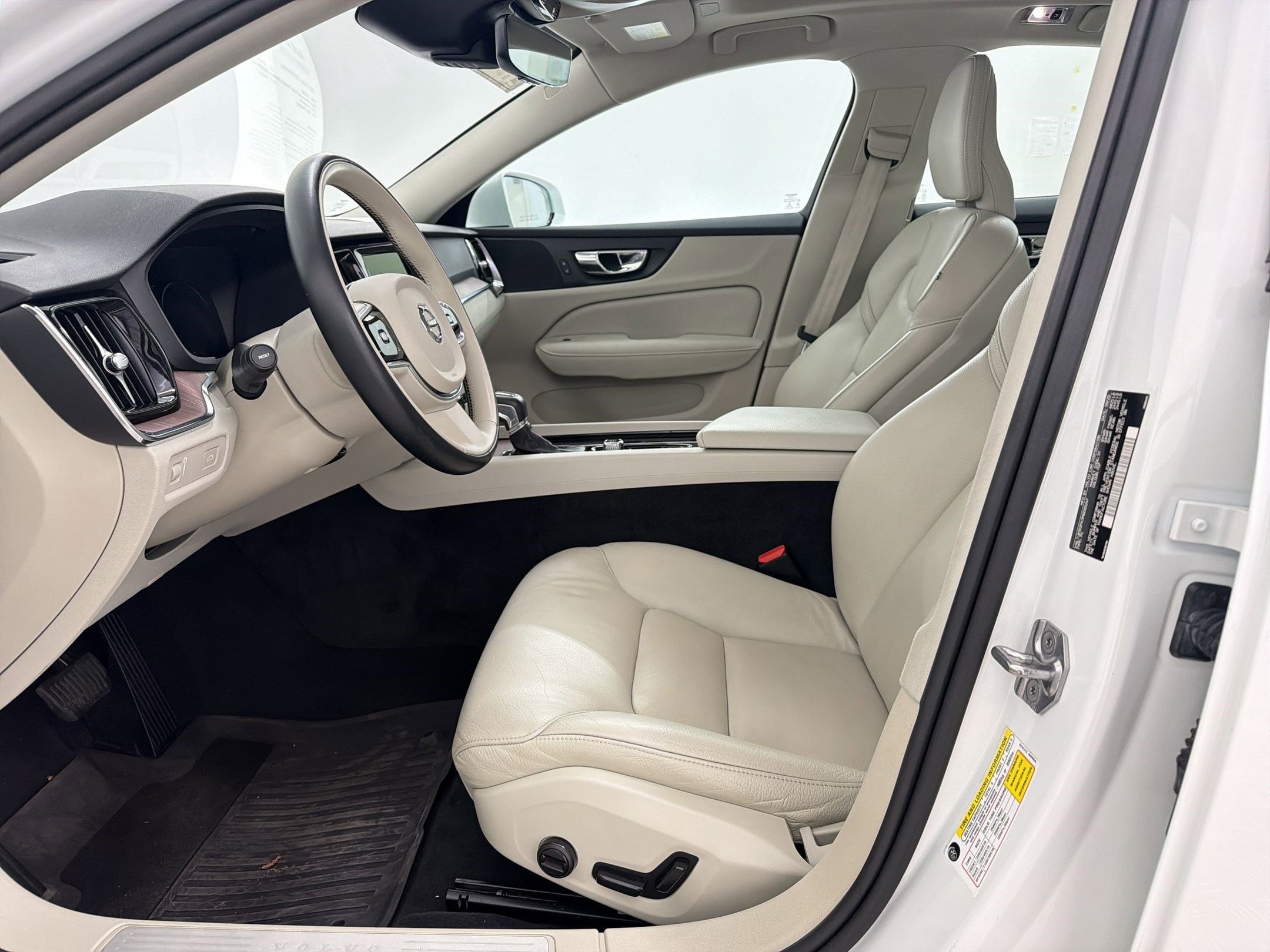 2021 Volvo S60 Momentum photo 4