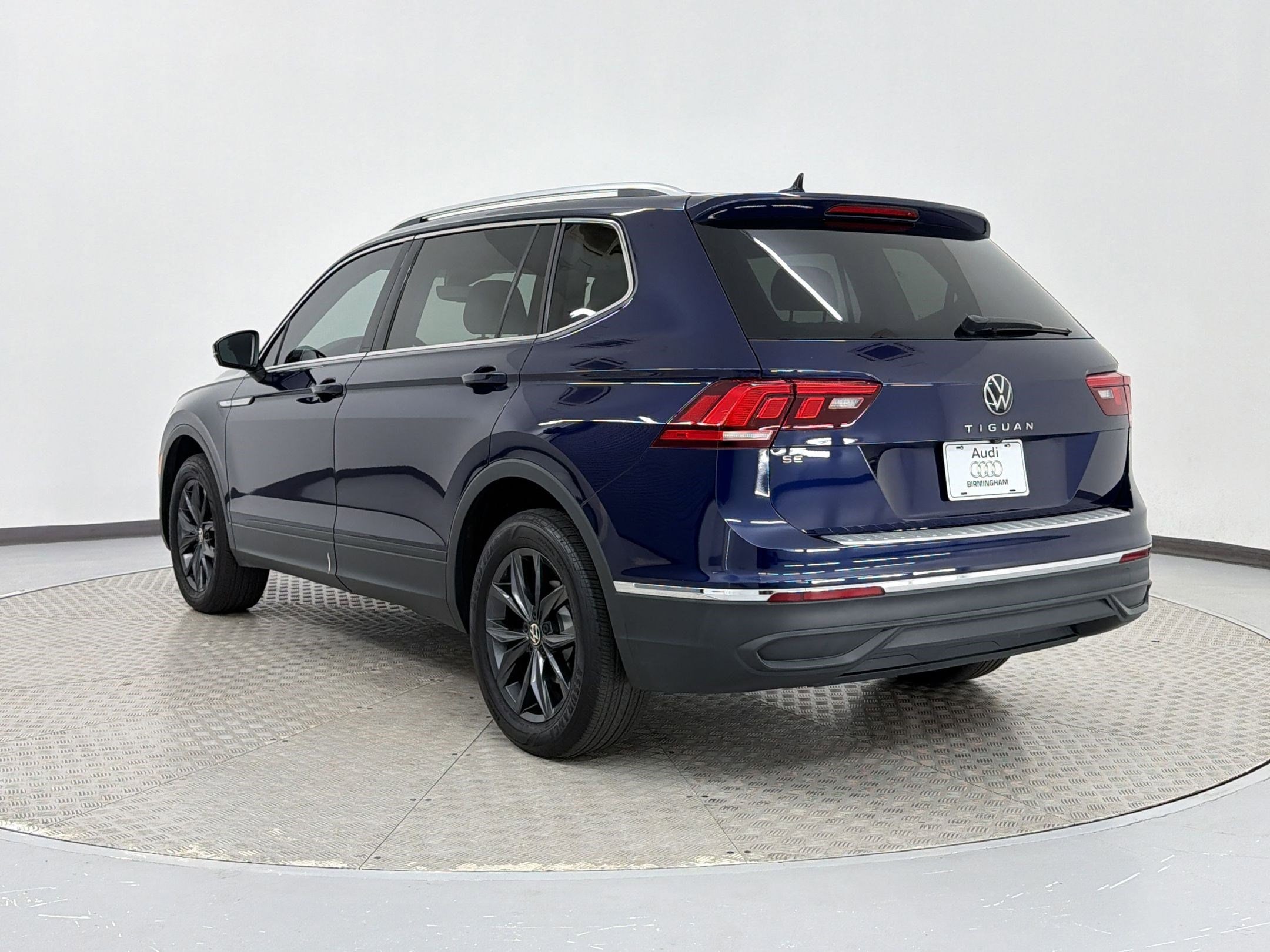 2023 Volkswagen Tiguan SE photo 2