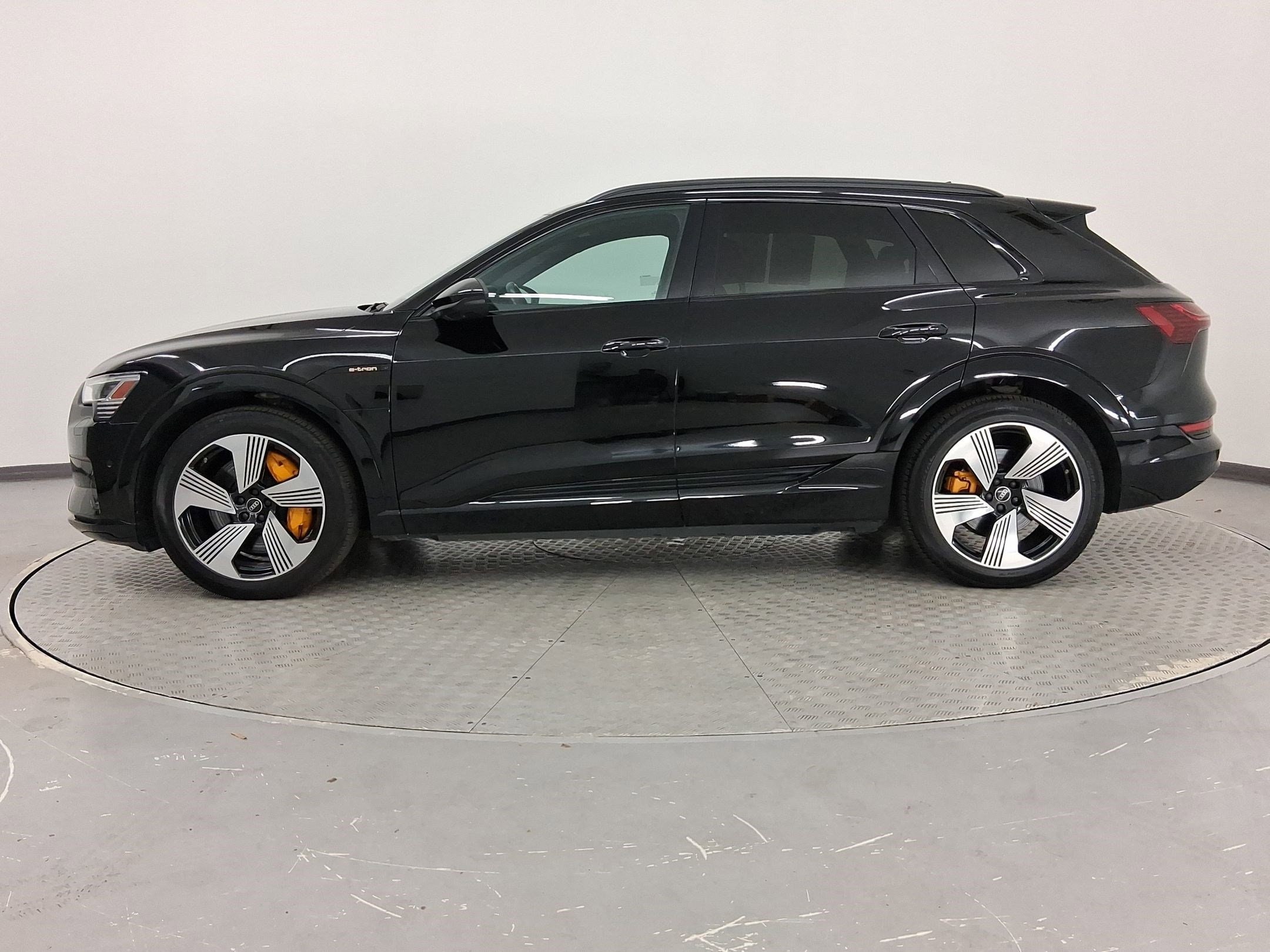 2022 Audi e-tron Premium Plus photo 2