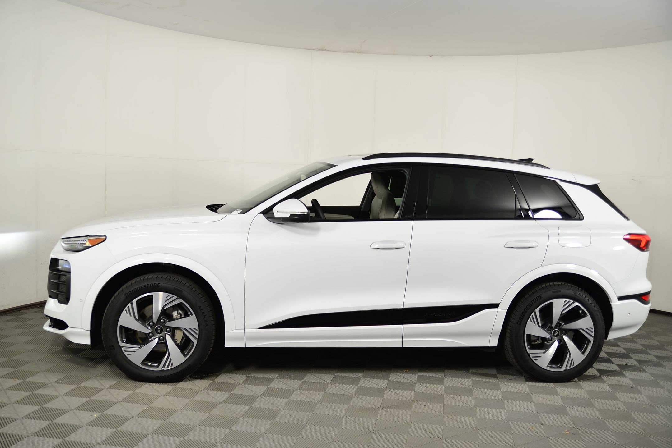 2025 Audi Q6 E-tron Premium Plus photo 2