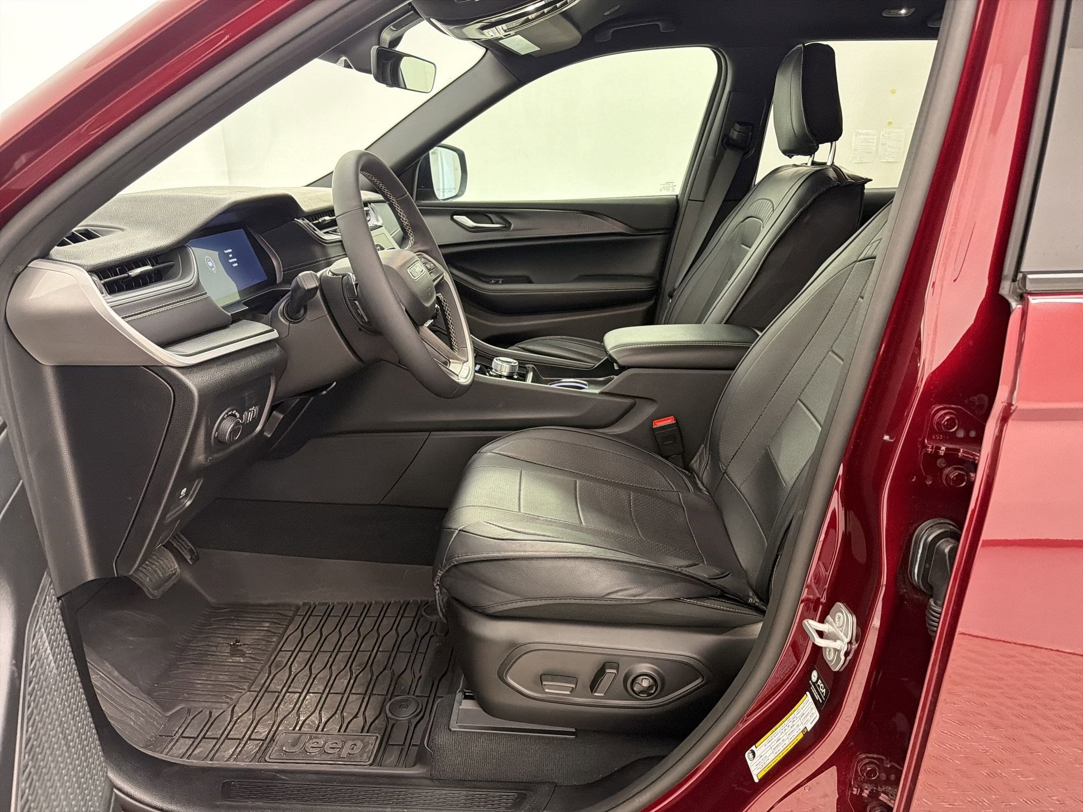 2025 Jeep Grand Cherokee Laredo photo 4