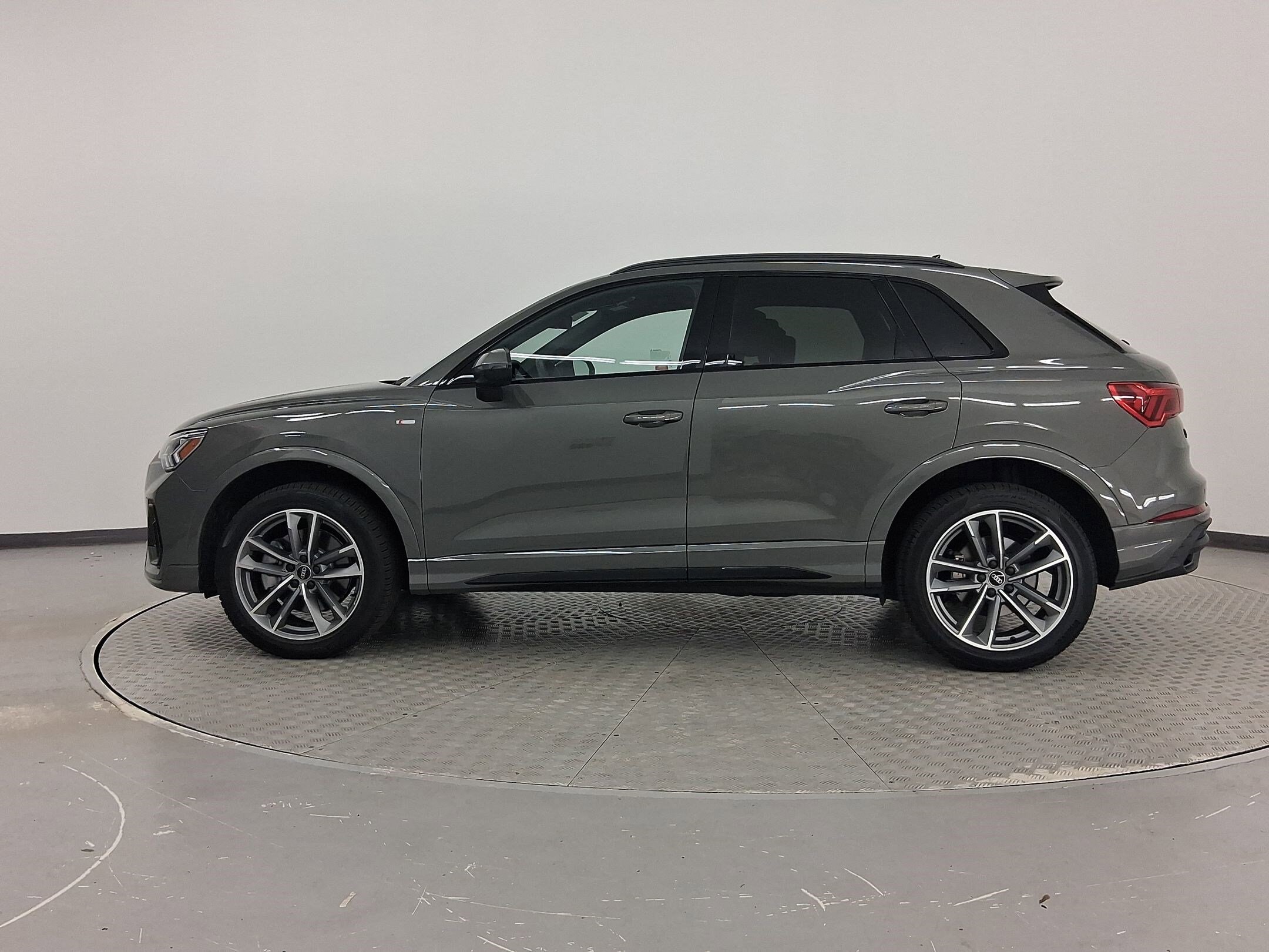 2025 Audi Q3 S line Premium photo 2