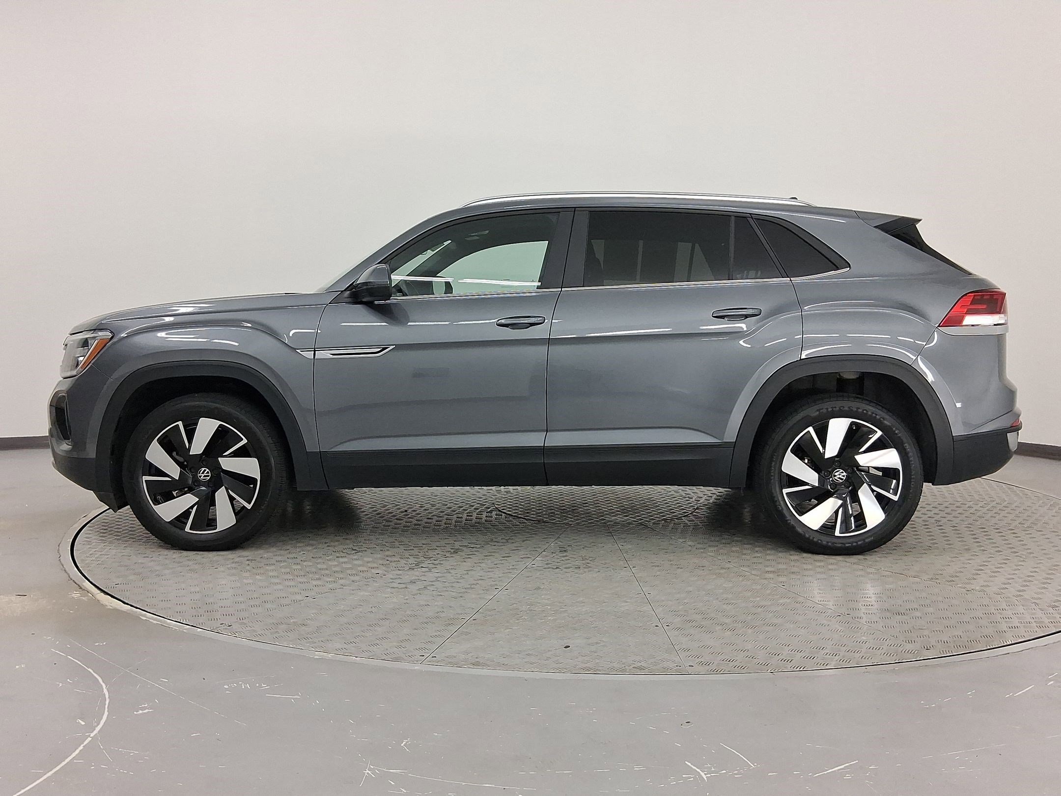 2024 Volkswagen Atlas Cross Sport SE Technology photo 2
