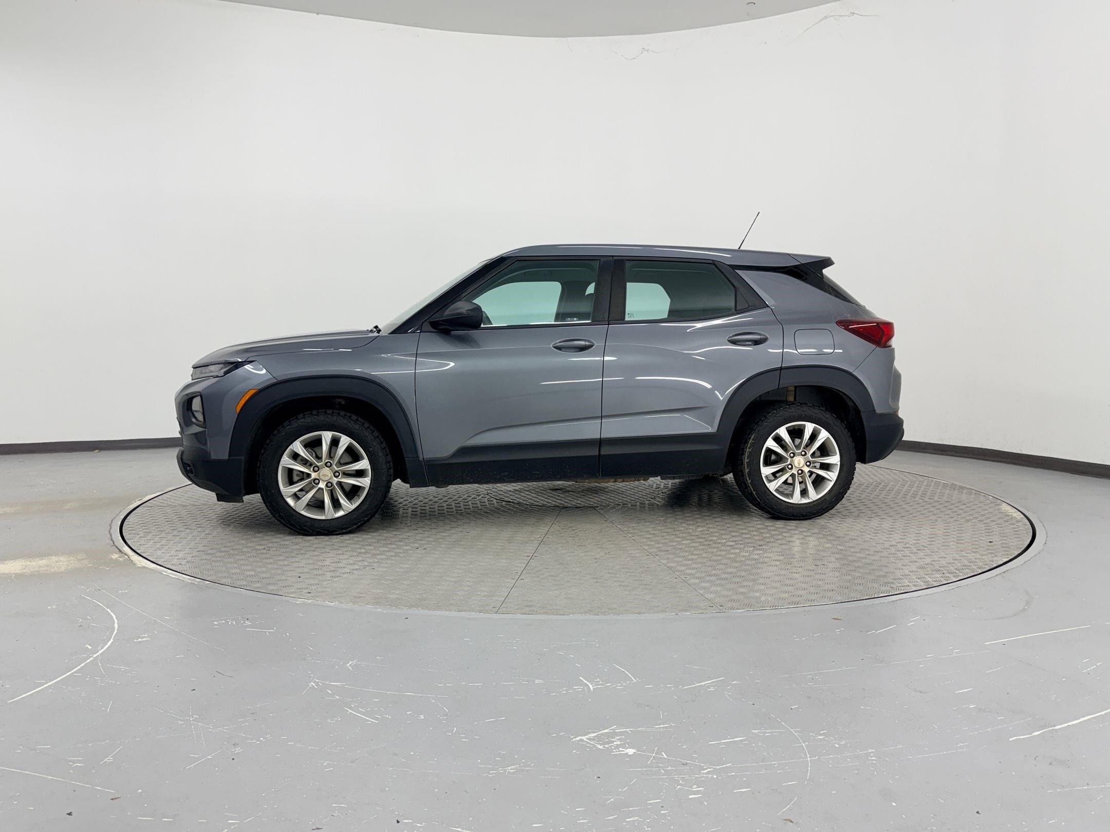 2021 Chevrolet Trailblazer LS photo 2