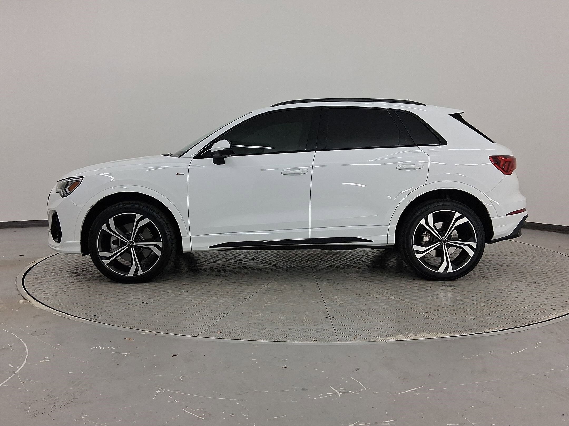 2024 Audi Q3 S line Premium Plus photo 2