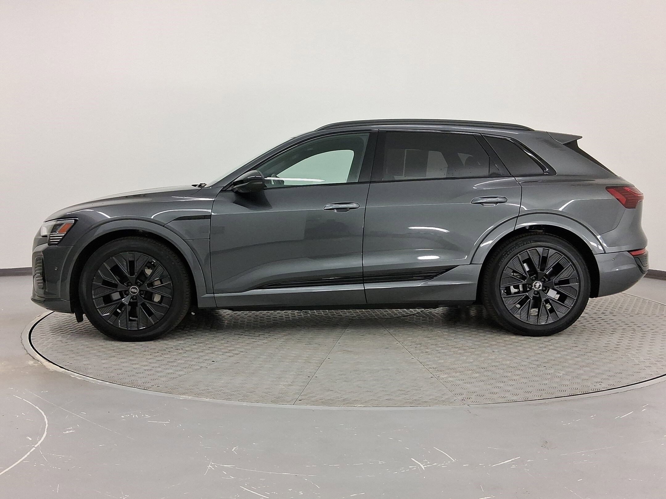 2024 Audi Q8 E-tron Prestige photo 2