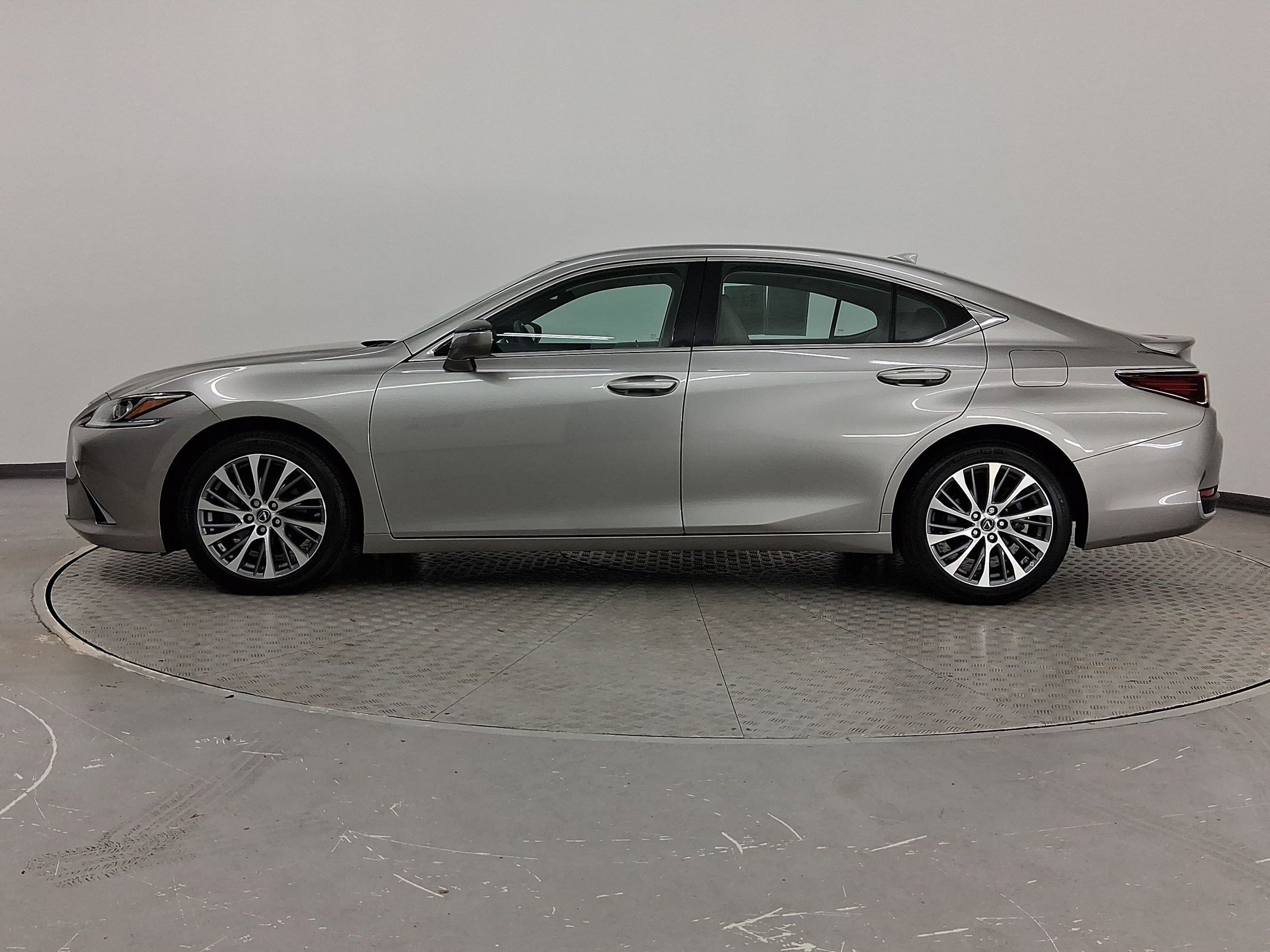 2021 Lexus ES 250 photo 2