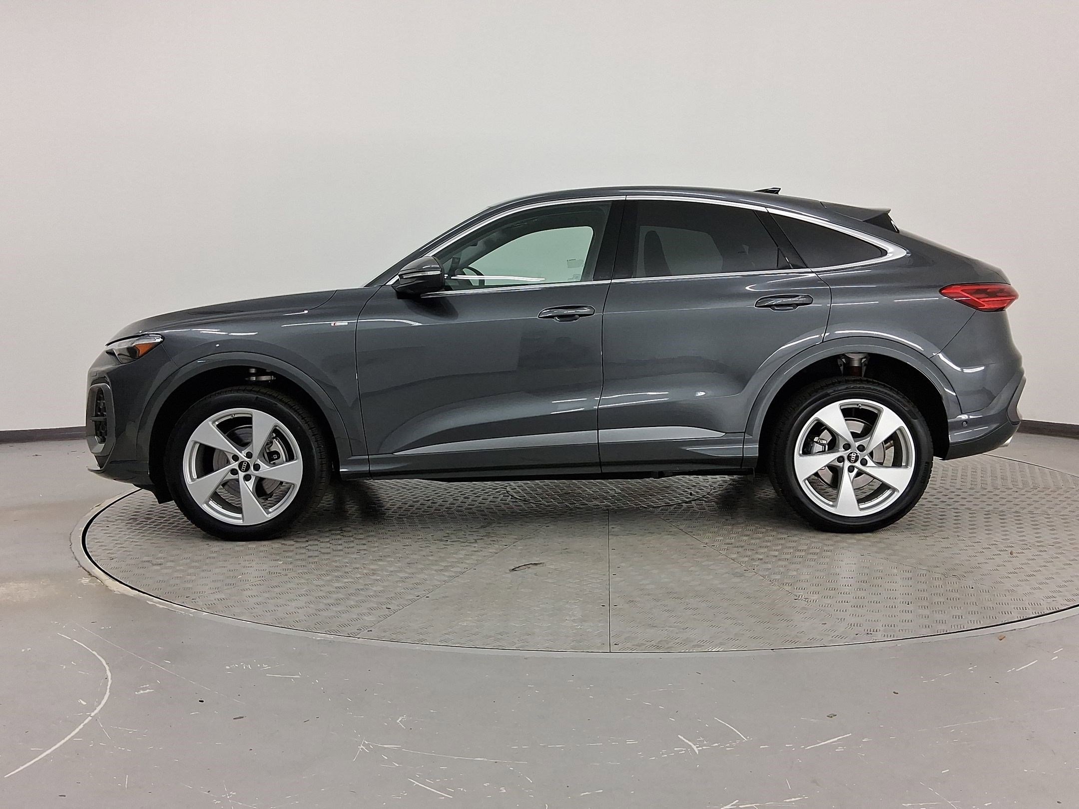 2025 Audi Q5 Premium Plus photo 2